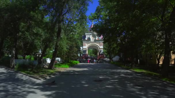 尼古拉耶夫凯旋门 塞萨雷维奇尼古拉斯拱门 在夏天在符拉迪沃斯托克 — 图库视频影像