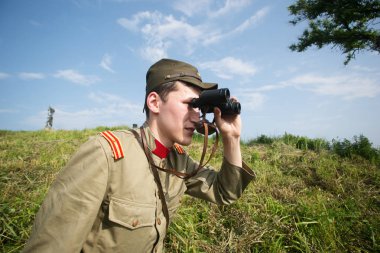 10 Ağustos 2013, Primorsky Krai - Japon askerleri-reenactors İkinci Dünya Savaşı sırasında Sovyet ordusu saldırı çoğaltmak