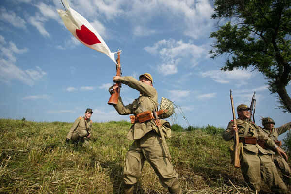 10 августа 2013 года, Приморский край - Японские солдаты-реконструкторы воспроизводят нападение на советскую армию во время Второй мировой войны
