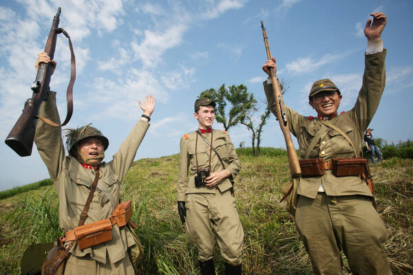 10 августа 2013 года, Приморский край - Японские солдаты-реконструкторы воспроизводят нападение на советскую армию во время Второй мировой войны
