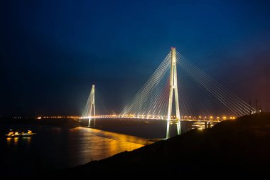 Çöpünü Köprüsü, dünyanın en uzun köprüsü Askılı ve Peter Japon büyük körfezde çöpünü (Rus) adada hava görünümünü yakınlaştırma şaşırtıcı. Güneş doğuyor. Vladivostok, Rusya Federasyonu