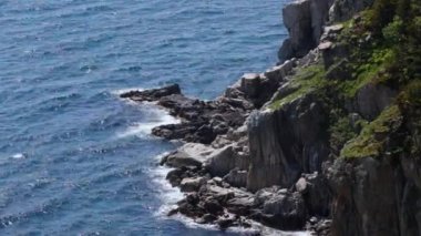 Deniz fışkıran. Sorunlu sudan yapıştırma taş karşı çökmesini dalgalar.