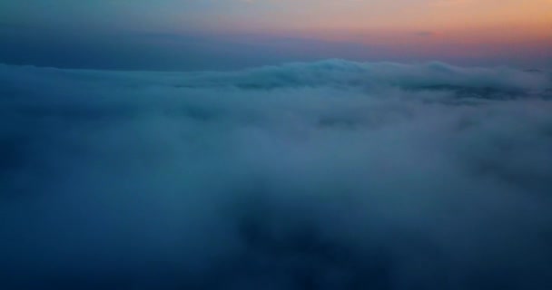 Πετώντας Πάνω Από Την Παχιά Πρωινή Ομίχλη Και Σύννεφα — Αρχείο Βίντεο