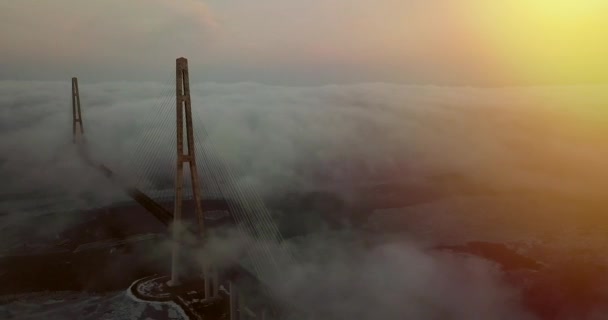 空中升空的俄罗斯桥梁横跨东博斯普鲁斯海峡的空中上升的途中 俄罗斯符拉迪沃斯托克的俄罗斯岛 — 图库视频影像