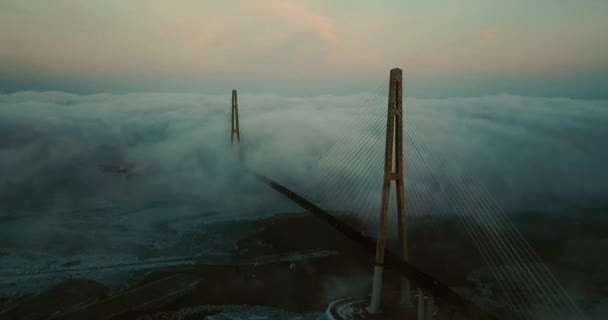 ロシアのウラジオストクでロシアの島への道に東ボスポラス海峡を渡るロシア橋をケーブルとどまったの昇順撮飛んで後方に 日の出 — ストック動画