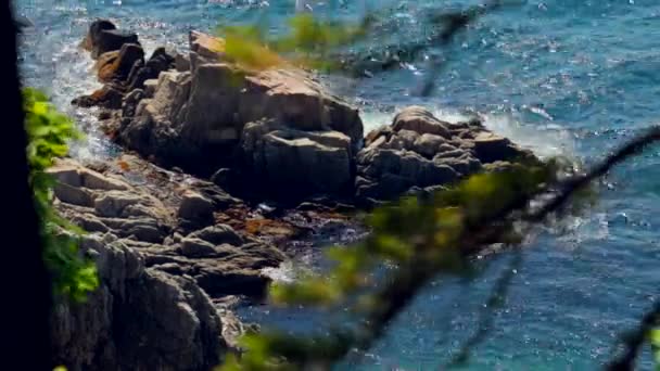 Spingendo Mare Onde Che Infrangono Contro Pietre Che Fuoriescono Acqua — Video Stock