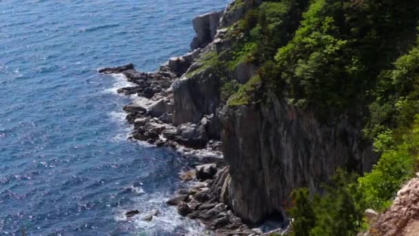 Spingendo Mare Onde Che Infrangono Contro Pietre Che Fuoriescono Acqua — Video Stock