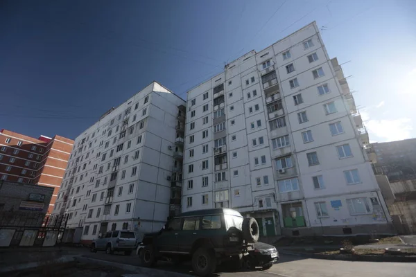 2013年 符拉迪沃斯托克 符拉迪沃斯托克面板和砖房的住宅开发 远东首都睡眠区的街道 — 图库照片