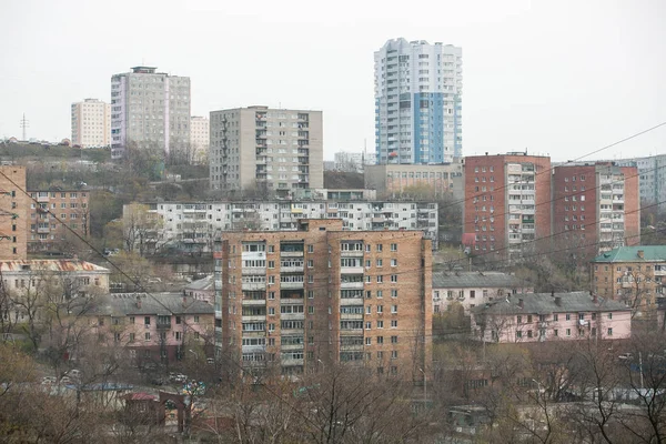 2013年 符拉迪沃斯托克 符拉迪沃斯托克面板和砖房的住宅开发 远东首都睡眠区的街道 — 图库照片