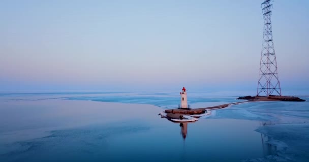 Vue aérienne panoramique du phare de Tokarev à Vladivostok. Le phare est situé dans la Grande Baie de la Corne d'Or. L'un des plus anciens phares d'Extrême-Orient . 
