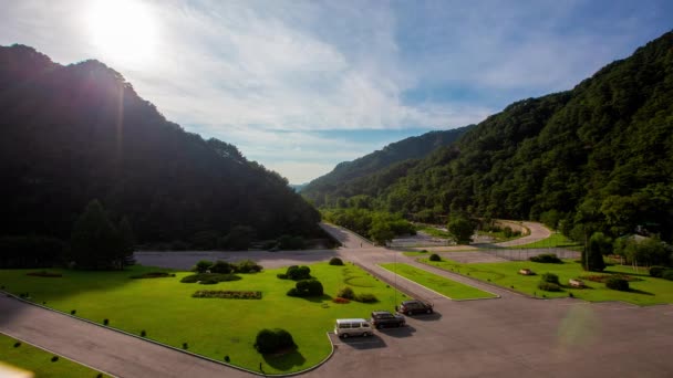 时间流逝 从朝鲜梅香山五星级汉森香格里拉酒店的阳台上看山景 — 图库视频影像