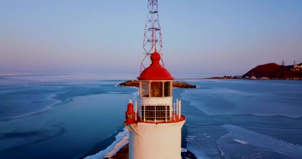 ウラジオストクのトカレフ灯台のトップ空中パノラマ ビュー 金角湾の偉大なピーターに灯台があります 極東の最古の灯台のひとつ — ストック動画