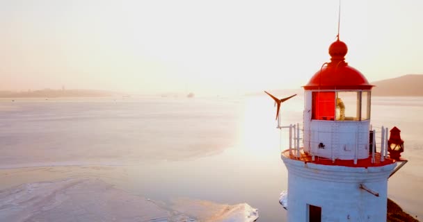 符拉迪沃斯托克的托卡列夫灯塔的顶部空中全景 灯塔位于金角湾的彼得湾 远东最古老的灯塔之一 — 图库视频影像
