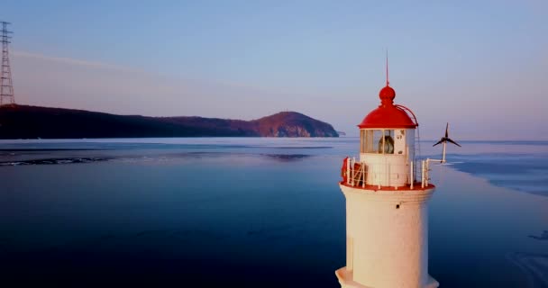 Vue aérienne panoramique du phare de Tokarev à Vladivostok. Le phare est situé dans la Grande Baie de la Corne d'Or. L'un des plus anciens phares d'Extrême-Orient .