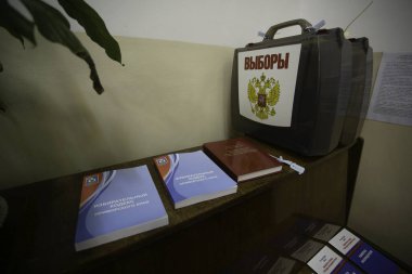 Bilardo bir yazıt seçim ve çift başlı kartal ile toplamak için iki plastik şeffaf çanta