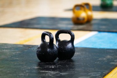 İki siyah metalik ağırlıkları Spor paspaslar üzerine standı