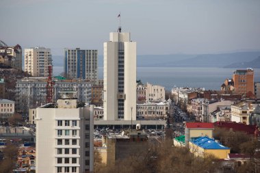 2013 - deniz cephe şehir Vladivostok Uzakdoğu'nun başkentinde. Deniz Ticaret bağlantı noktası ile gemi. Baskında sürüklenen gemi.