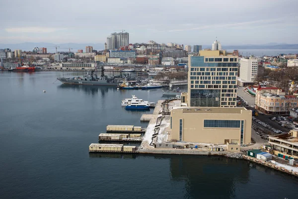 2013 - deniz cephe şehir Vladivostok Uzakdoğu'nun başkentinde. Deniz Ticaret bağlantı noktası ile gemi. Baskında sürüklenen gemi.