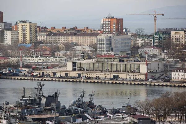 2013 ウラジオストク市の極東の首都で海正面 海貿易港を船します Raid の漂流船 — ストック写真