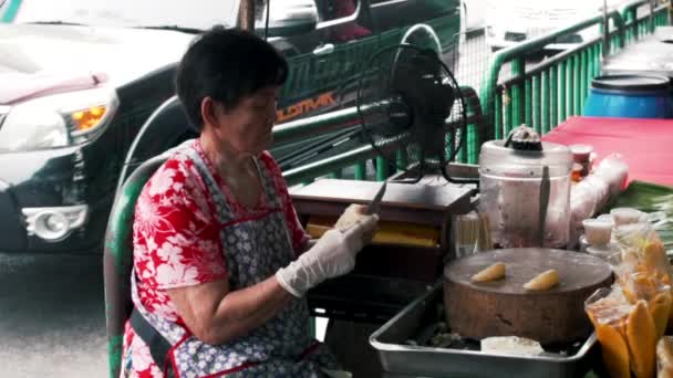 Літо 2019 Бангкок Таїланд Тайська Жінка Очищає Розрізає Плоди Продовольчому — стокове відео