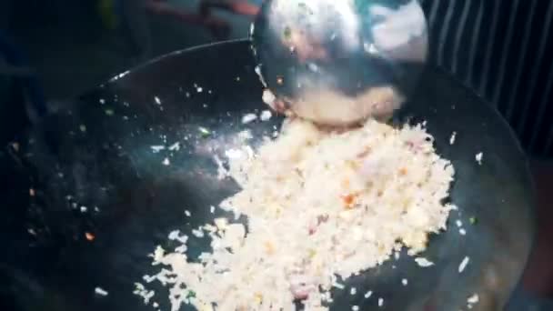 Ασιάτες Τηγανίσουν Ρύζι Ένα Γουόκ Μια Σόμπα Υγραερίου — Αρχείο Βίντεο