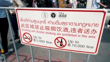 Bangkok, Tayland Zümrüt Buda Tapınağı topraklarında sigara ve alkollü içecekler içme yasağı gösteren bir bilgi işareti