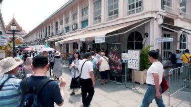 Bangkok, Tayland - İlkbahar, 2019 - Wat Phra Kaew, Zümrüt Buda Tapınağı, Tayland en kutsal yüksek altın stupa ve yürüyüş turistler
