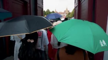 Bangkok, Tayland - İlkbahar, 2019 - Wat Phra Kaew, Zümrüt Buda Tapınağı, Tayland en kutsal yüksek altın stupa ve yürüyüş turistler