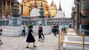 Bangkok, Tayland - İlkbahar, 2019: Wat Phra Kaew, Zümrüt Buda Tapınağı, Tayland en kutsal yüksek altın stupa ve yürüyüş turistler