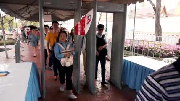Bangkok Tajlandia Wiosna 2019 Asian Turyści Przechodzą Przez Metalową Wykrywacz — Wideo stockowe