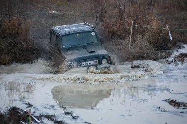 Ussuriysk, Primorsky Krai - İlkbahar, 2012 - 4x4 araba kötü sağlık boyunca sürüş amatörler ve profesyoneller arasında bir jeep deneme rekabet. Hazırlanan cipler çamur, bataklık, su birikintileri ve derin deliklerden geçer.