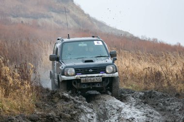 Ussuriysk, Primorsky Krai - İlkbahar, 2012 - 4x4 araba kötü sağlık boyunca sürüş amatörler ve profesyoneller arasında bir jeep deneme rekabet. Hazırlanan cipler çamur, bataklık, su birikintileri ve derin deliklerden geçer.