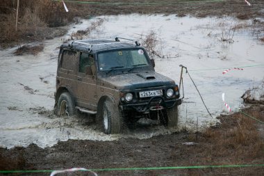 Ussuriysk, Primorsky Krai - İlkbahar, 2012 - 4x4 araba kötü sağlık boyunca sürüş amatörler ve profesyoneller arasında bir jeep deneme rekabet. Hazırlanan cipler çamur, bataklık, su birikintileri ve derin deliklerden geçer.