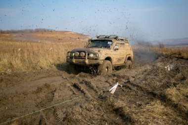 Ussuriysk, Primorsky Krai - İlkbahar, 2012 - 4x4 araba kötü sağlık boyunca sürüş amatörler ve profesyoneller arasında bir jeep deneme rekabet. Hazırlanan cipler çamur, bataklık, su birikintileri ve derin deliklerden geçer.