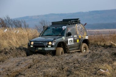 Ussuriysk, Primorsky Krai - İlkbahar, 2012 - 4x4 araba kötü sağlık boyunca sürüş amatörler ve profesyoneller arasında bir jeep deneme rekabet. Hazırlanan cipler çamur, bataklık, su birikintileri ve derin deliklerden geçer.