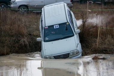 Ussuriysk, Primorsky Krai - İlkbahar, 2012 - 4x4 araba kötü sağlık boyunca sürüş amatörler ve profesyoneller arasında bir jeep deneme rekabet. Hazırlanan cipler çamur, bataklık, su birikintileri ve derin deliklerden geçer.