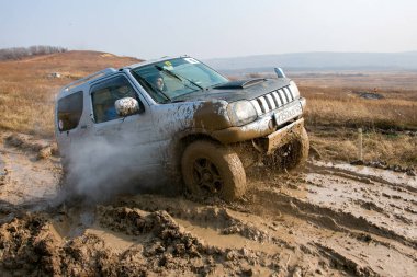 Ussuriysk, Primorsky Krai - İlkbahar, 2012 - 4x4 araba kötü sağlık boyunca sürüş amatörler ve profesyoneller arasında bir jeep deneme rekabet. Hazırlanan cipler çamur, bataklık, su birikintileri ve derin deliklerden geçer.