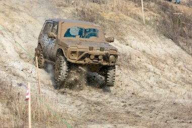 Ussuriysk, Primorsky Krai - İlkbahar, 2012 - 4x4 araba kötü sağlık boyunca sürüş amatörler ve profesyoneller arasında bir jeep deneme rekabet. Hazırlanan cipler çamur, bataklık, su birikintileri ve derin deliklerden geçer.