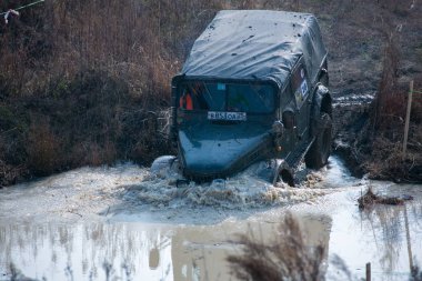 Ussuriysk, Primorsky Krai - İlkbahar, 2012 - 4x4 araba kötü sağlık boyunca sürüş amatörler ve profesyoneller arasında bir jeep deneme rekabet. Hazırlanan cipler çamur, bataklık, su birikintileri ve derin deliklerden geçer.