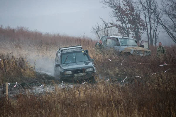 ウスリスイスク プリモルスキークライ 2012 4X4車の貧しい健康に沿って運転するアマチュアや専門家の間でジープトライアルで競争 準備されたジープは泥 水たまりおよび深い穴を通る — ストック写真