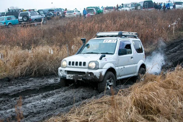 ウスリスイスク プリモルスキークライ 2012 4X4車の貧しい健康に沿って運転するアマチュアや専門家の間でジープトライアルで競争 準備されたジープは泥 水たまりおよび深い穴を通る — ストック写真