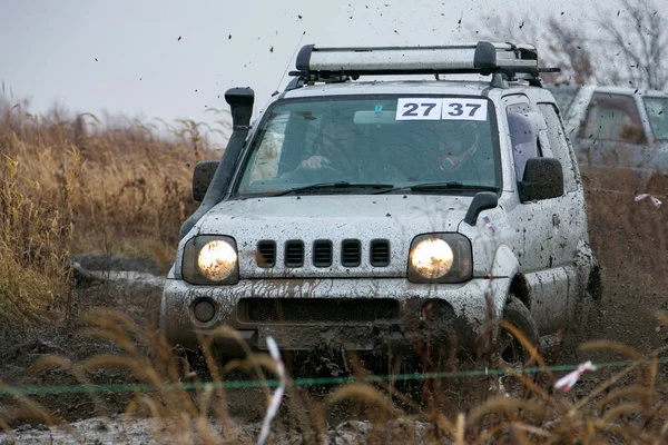 乌苏里斯克 普里莫尔斯基边疆区 2012年春季 在业余爱好者和专业人士之间在吉普车试验中 在4X4汽车上驾驶健康不佳 准备好的吉普车穿过泥泞 水坑和深洞 — 图库照片