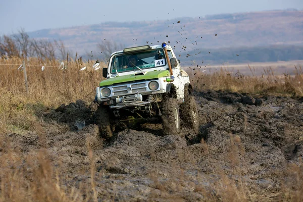 ウスリスイスク プリモルスキークライ 2012 4X4車の貧しい健康に沿って運転するアマチュアや専門家の間でジープトライアルで競争 準備されたジープは泥 水たまりおよび深い穴を通る — ストック写真