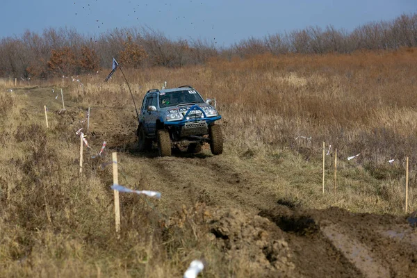 ウスリスイスク プリモルスキークライ 2012 4X4車の貧しい健康に沿って運転するアマチュアや専門家の間でジープトライアルで競争 準備されたジープは泥 水たまりおよび深い穴を通る — ストック写真