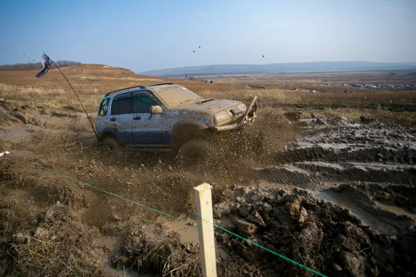 ウスリスイスク プリモルスキークライ 2012 4X4車の貧しい健康に沿って運転するアマチュアや専門家の間でジープトライアルで競争 準備されたジープは泥 水たまりおよび深い穴を通る — ストック写真