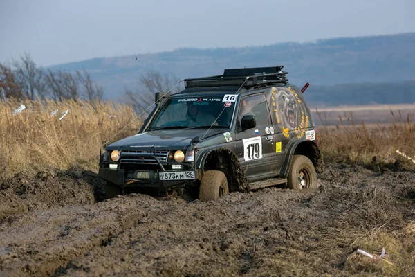 ウスリスイスク プリモルスキークライ 2012 4X4車の貧しい健康に沿って運転するアマチュアや専門家の間でジープトライアルで競争 準備されたジープは泥 水たまりおよび深い穴を通る — ストック写真