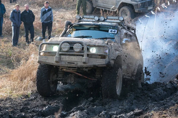 乌苏里斯克 普里莫尔斯基边疆区 2012年春季 在业余爱好者和专业人士之间在吉普车试验中 在4X4汽车上驾驶健康不佳 准备好的吉普车穿过泥泞 水坑和深洞 — 图库照片