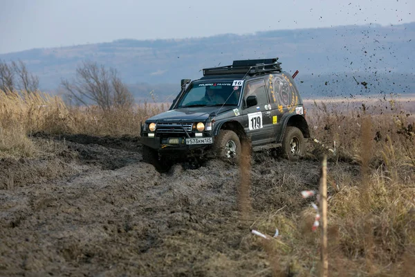 ウスリスイスク プリモルスキークライ 2012 4X4車の貧しい健康に沿って運転するアマチュアや専門家の間でジープトライアルで競争 準備されたジープは泥 水たまりおよび深い穴を通る — ストック写真