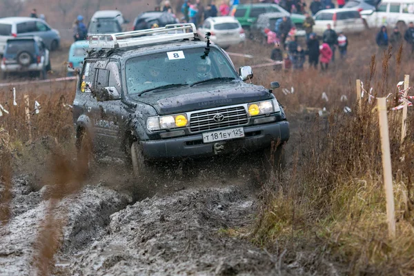 ウスリスイスク プリモルスキークライ 2012 4X4車の貧しい健康に沿って運転するアマチュアや専門家の間でジープトライアルで競争 準備されたジープは泥 水たまりおよび深い穴を通る — ストック写真