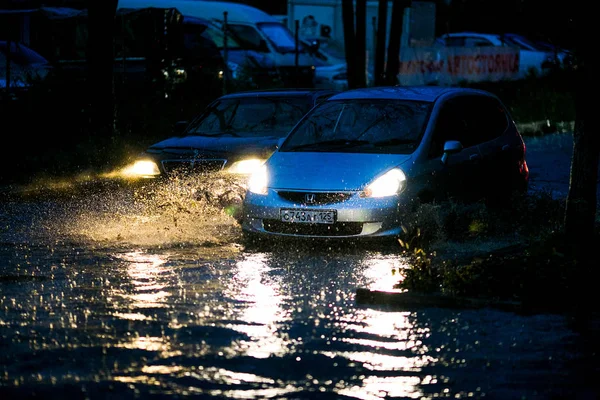 符拉迪沃斯托克 普里莫尔斯基边疆区 2013年夏季 一辆日本汽车在台风期间黑暗中被困在深水池中 — 图库照片